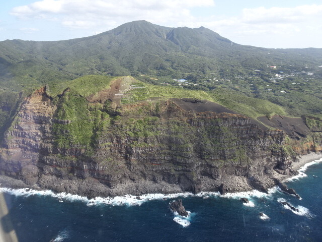 こちらも絶壁の八丈島