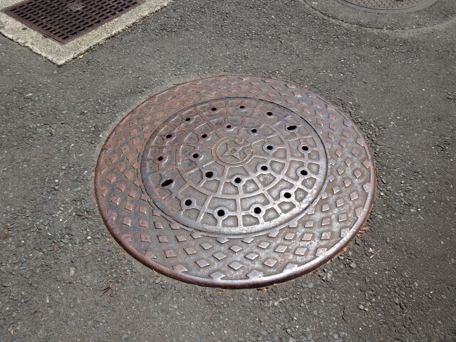 盛岡市　規格蓋の中央に市章