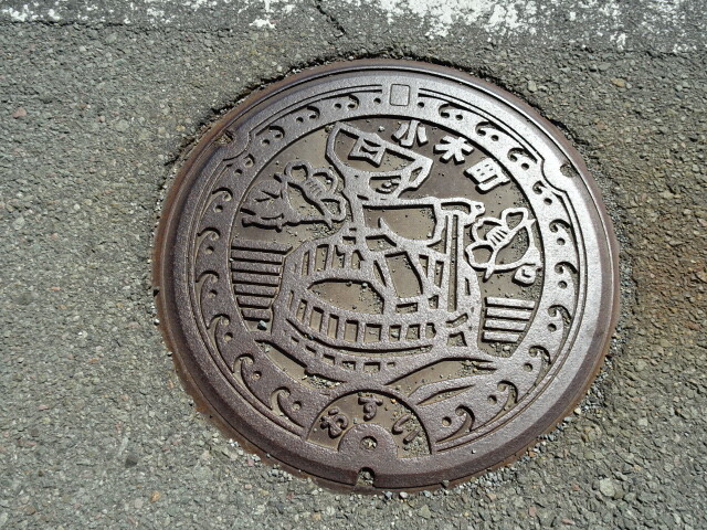 佐渡市、旧小木町おすい。たらい船と町の花った椿のデザイン