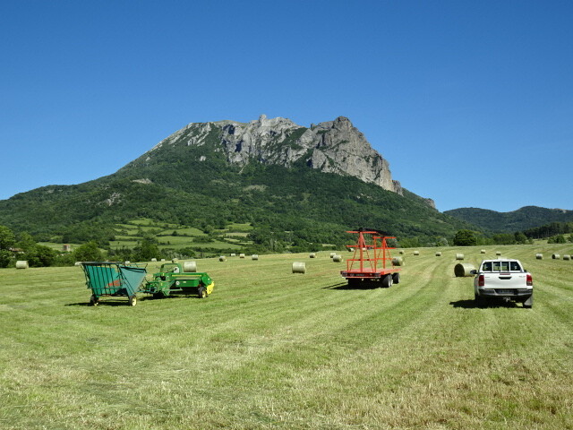 石灰岩の岩山と干し草ロール