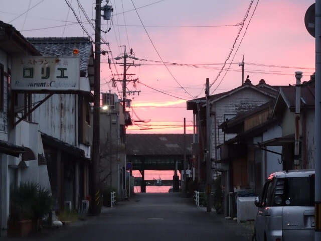 朝の尾鷲の町