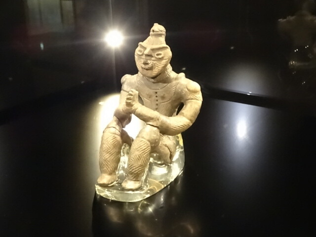 合掌土偶