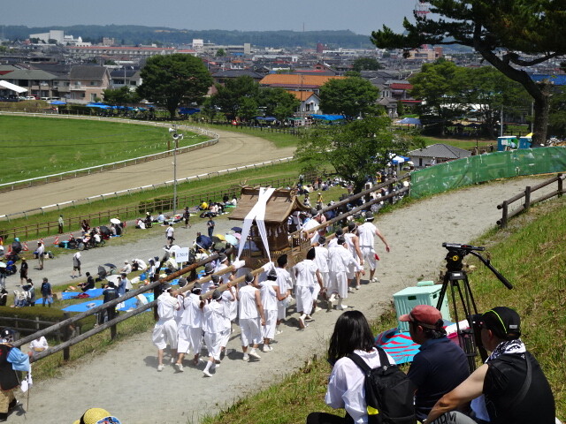 神輿も登る