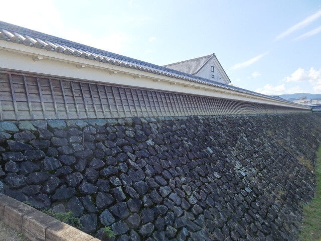 肱川側は、塀で囲まれている