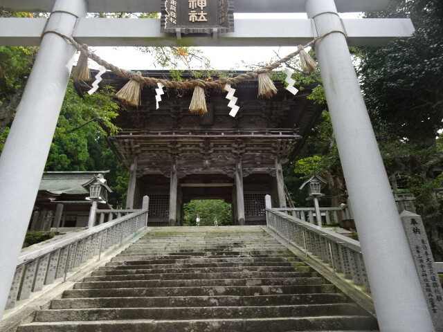 鳥居の奥に髄神門