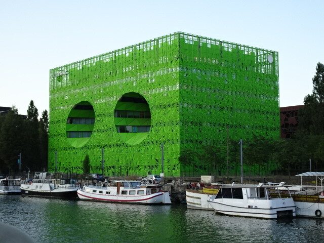 川沿いには、変わった建物が (2)
