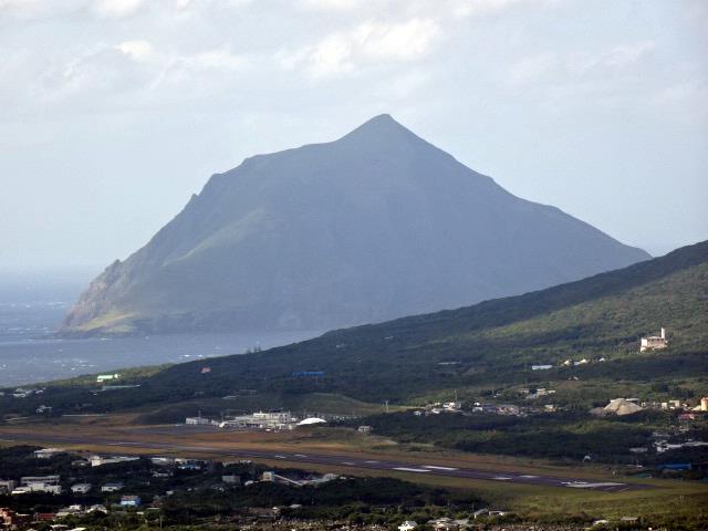滑走路と八丈小島