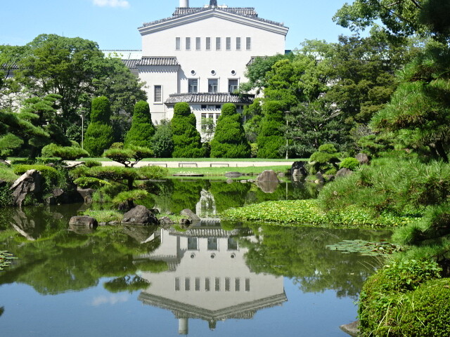 隣の慶沢園と