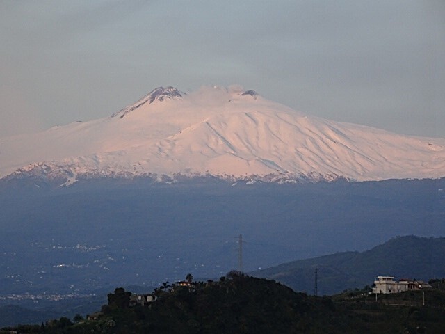 朝のエトナ山