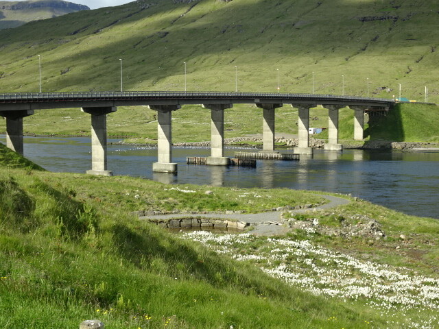 ストレイモイ島とエストロイ島を結ぶ橋