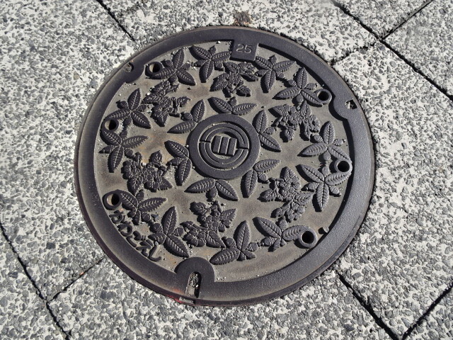 川越市デザイン蓋市の花山吹と市章