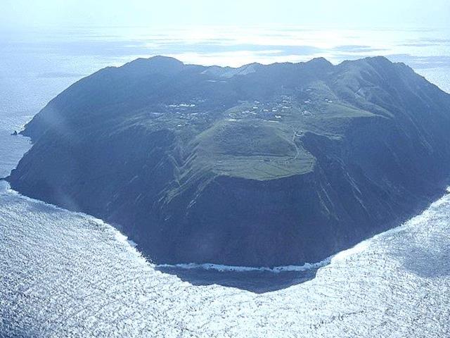北から見た青ヶ島後ろに外輪山が見える