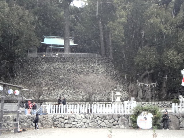 長島神社本殿は石垣の上