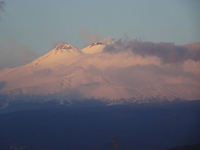染まるエトナ山