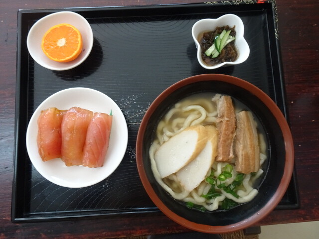 お昼、そばと寿司