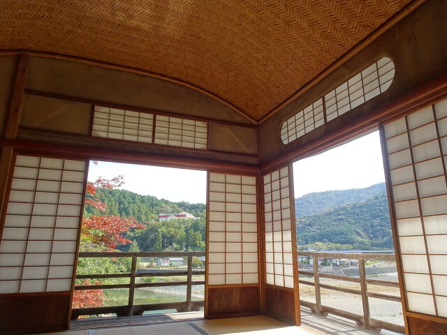 長押の窓の形が違う