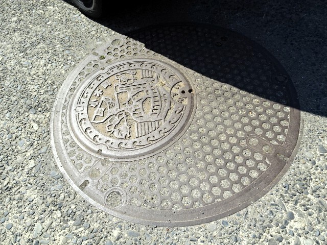 現佐渡市。旧小木町親子マンホール