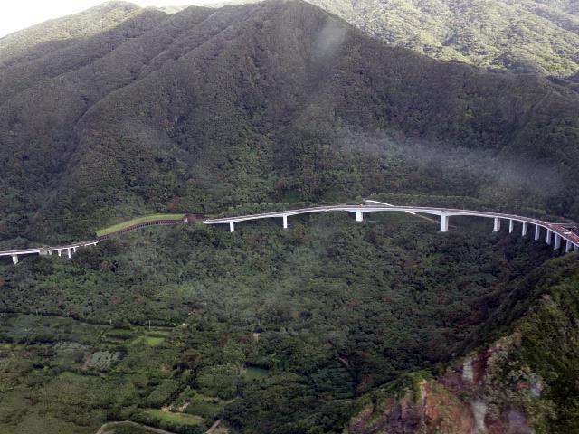 崖にかけられた道路