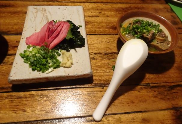 カメの刺身と煮込み