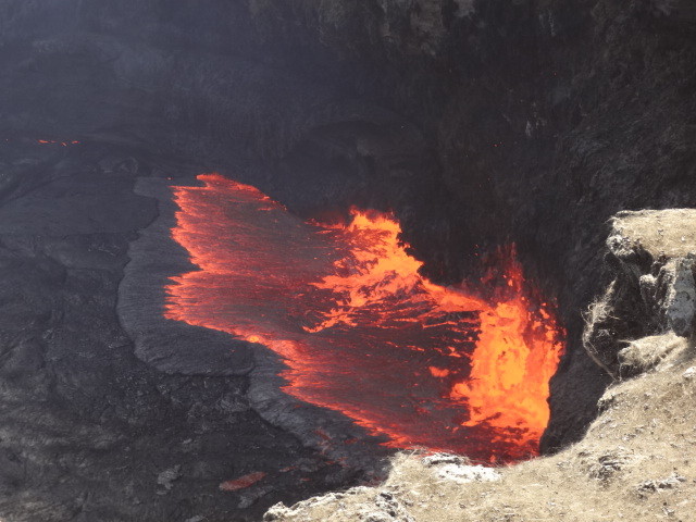 アフリカ大地溝帯最深部 アファールトライアングルを行く エルタ・アレ頂上へ① : 好きなもの・・・猫と旅と・・・