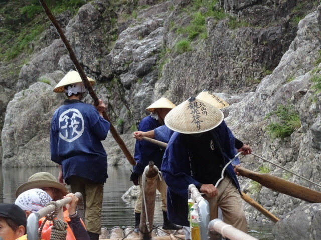 筏の上を行ったり来たりする