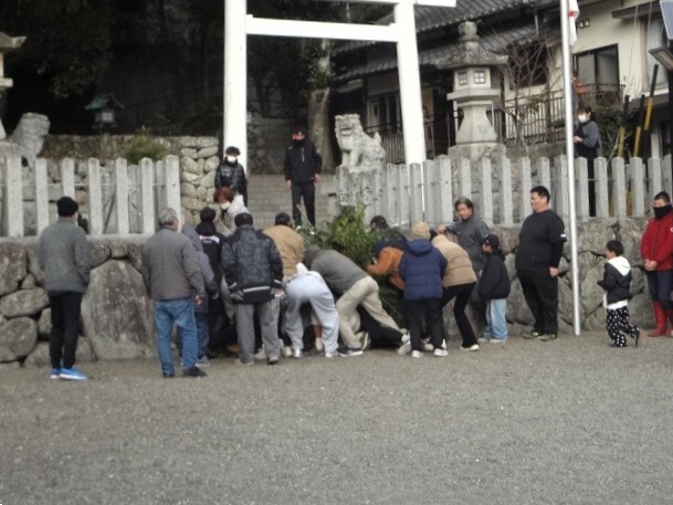 神事の矢や杉の皮を奪う