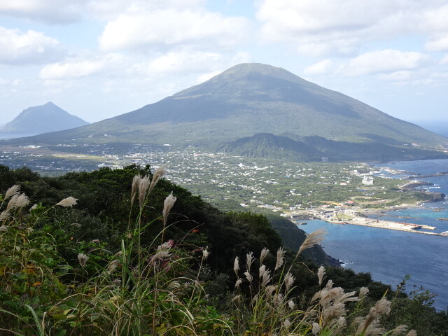 八丈富士と八丈小島と港