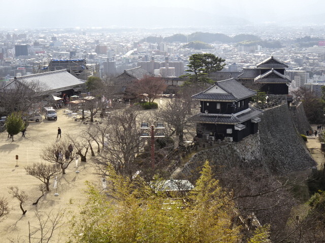 天守から本丸跡をみたところ
