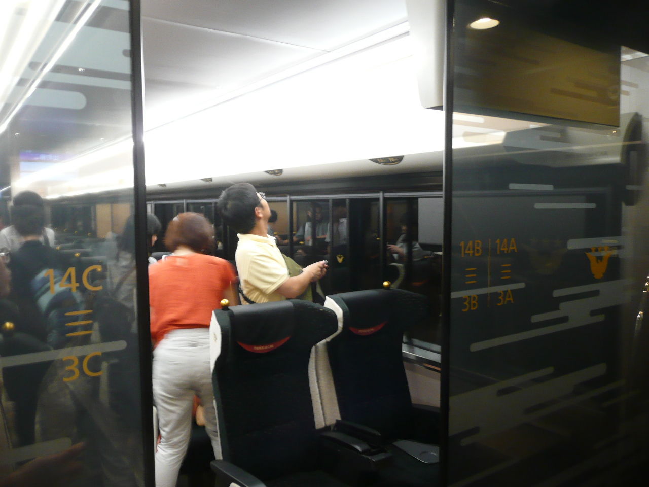 京阪電車の座席指定・特別車両プレミアムカーの車両を見学 : 世界を旅