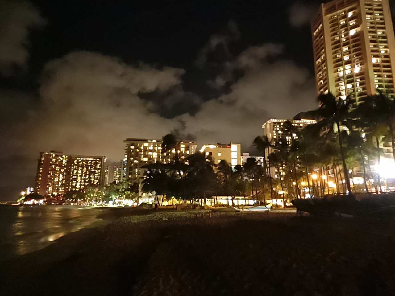 ハワイの無料フリー画像集 ワイキキビーチの夜景 ハイアットリージェンシー前 ハワイhawai旅行気になる情報
