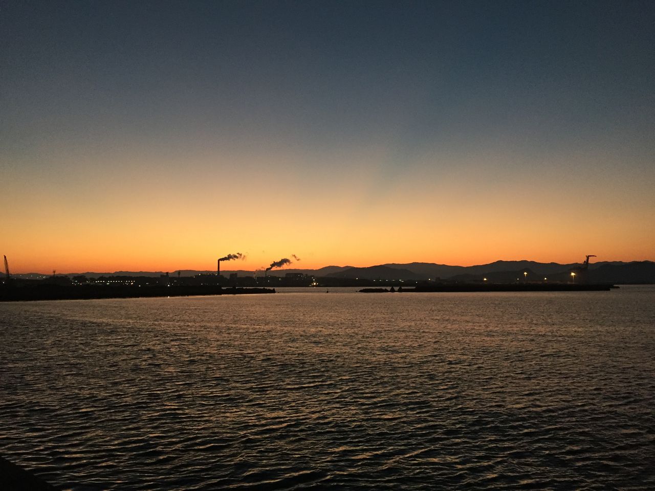 夜明けの和歌山港 南海フェリー 転載無料のフリー画像集