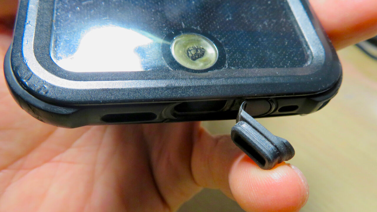 KYOKAのiPhone 7&8用の格安防水・耐衝撃ケース No - 38:Lightningコネクタ部