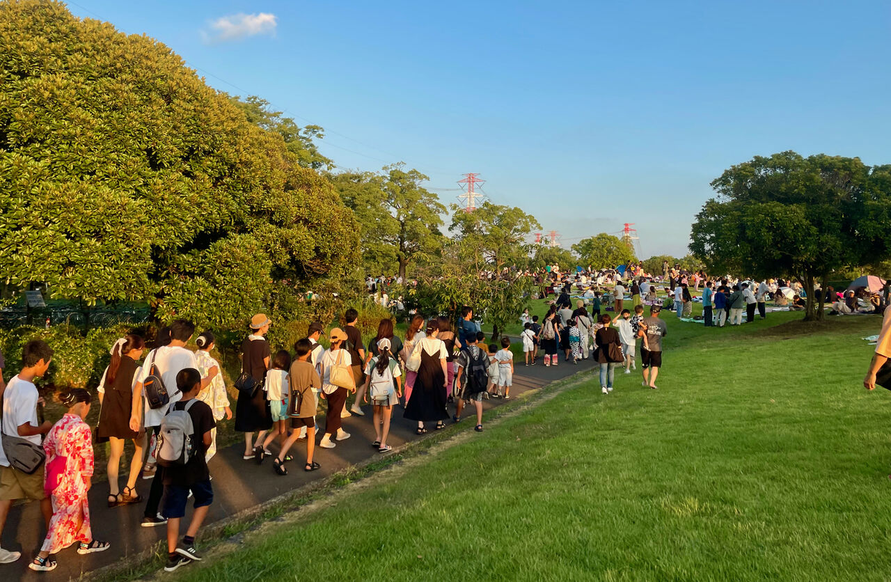 祭りの日に落合公園のまつり会場へと向かう沢山の人の行列