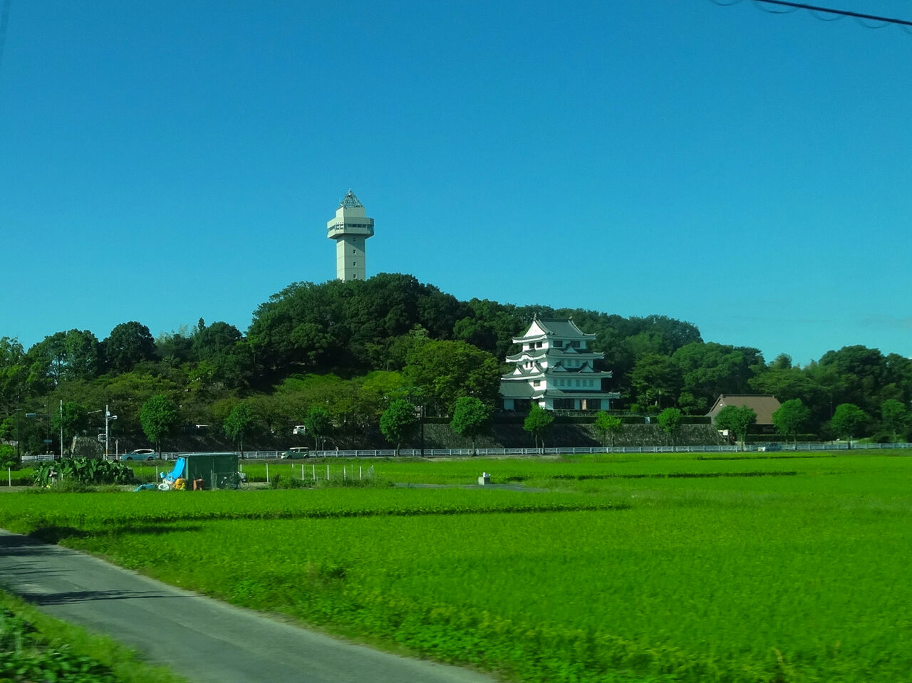 名鉄瀬戸瀬から見た城山公園・旭城 - 02