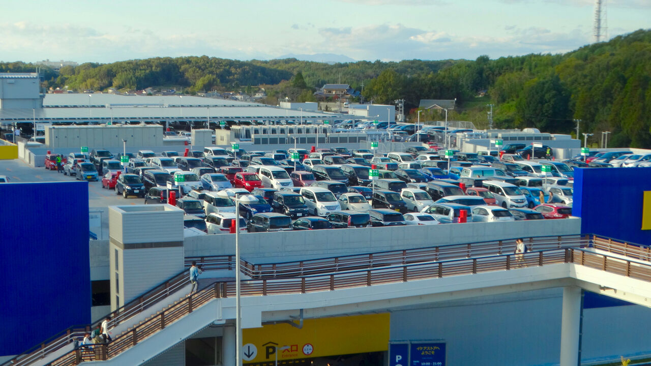 オープン1ヶ月後でも大勢の人で賑わう「IKEA長久手」 - 2:満杯の駐車場