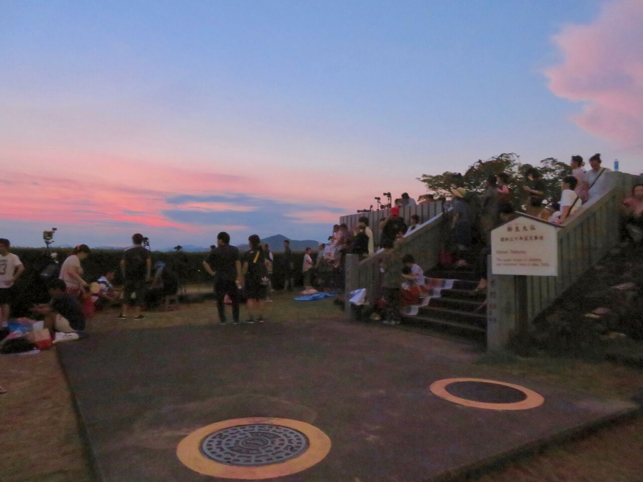 日本ライン夏まつり納涼花火大会の日の犬山成田山 - 14:花火の打ち上げを待ってる人たち