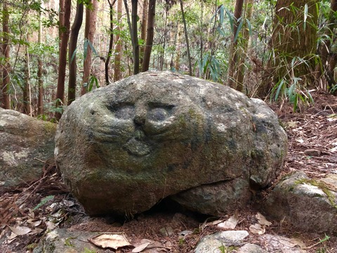 東谷山・尾張戸神社の参道にある謎の「猫石」