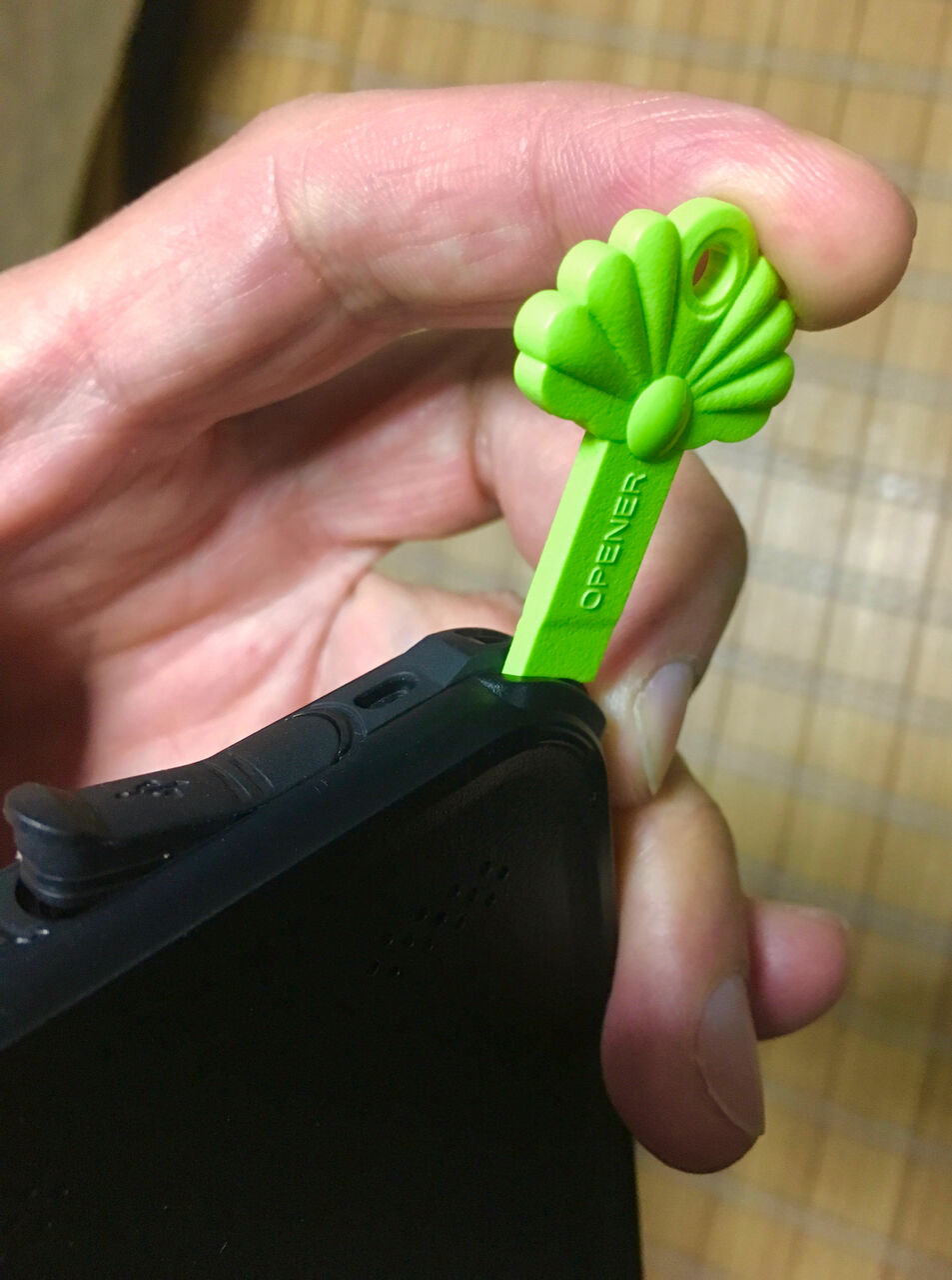 KYOKAのiPhone 7&8用の格安防水・耐衝撃ケース - 23:付属のケース開ける道具