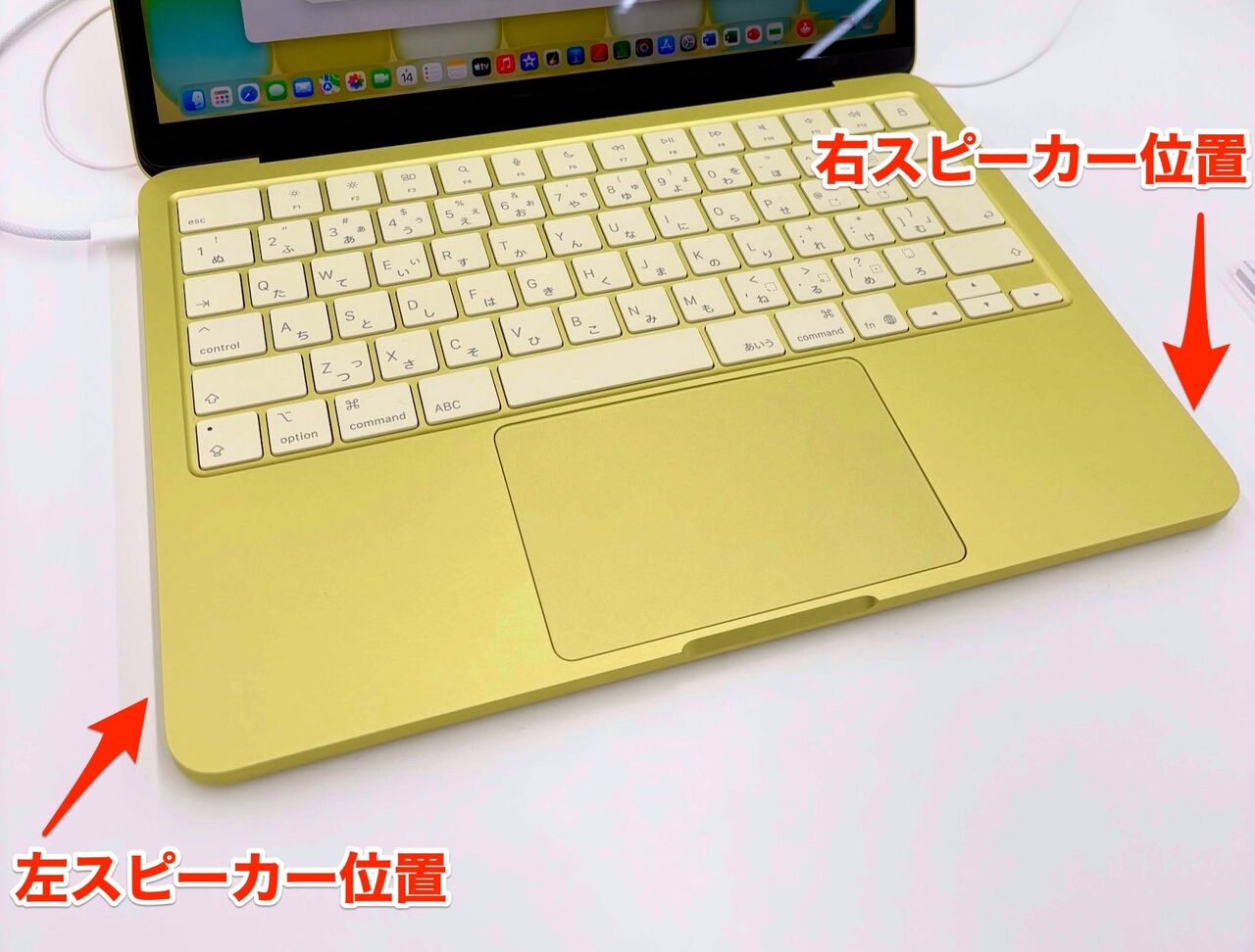 Macbook Neoの左右側面にピンクの矢印、それぞれ右スピーカー位置・左スピーカー位置と書かれてる