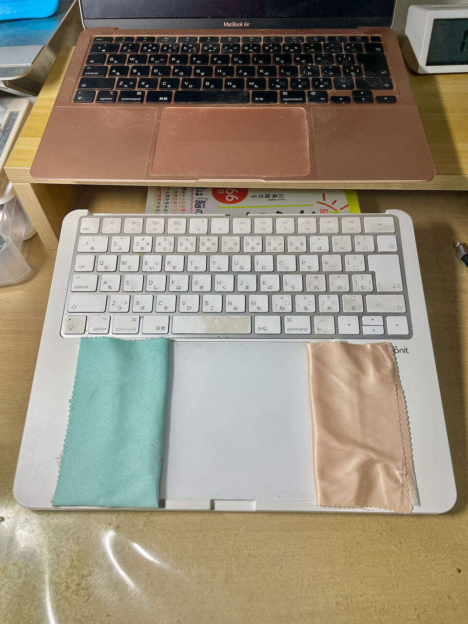 誤タッチ防止用シートを付けてる状態の Magic Trackpad の使用可能領域と Macbook Air のトラックパッドの大きさを比較した写真です。横幅はだいたい同じくらいです。