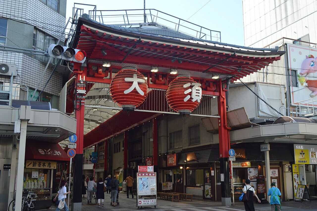 大須仁王門、和風の門にぶら下がる提灯に「大須」の文字