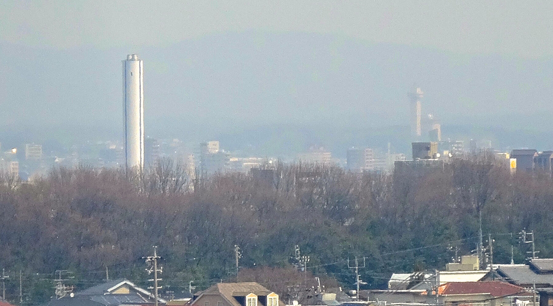 東山給水塔の一般公開 No - 064:展望階から見た景色(謎の白い塔とスカイワードあさひ)