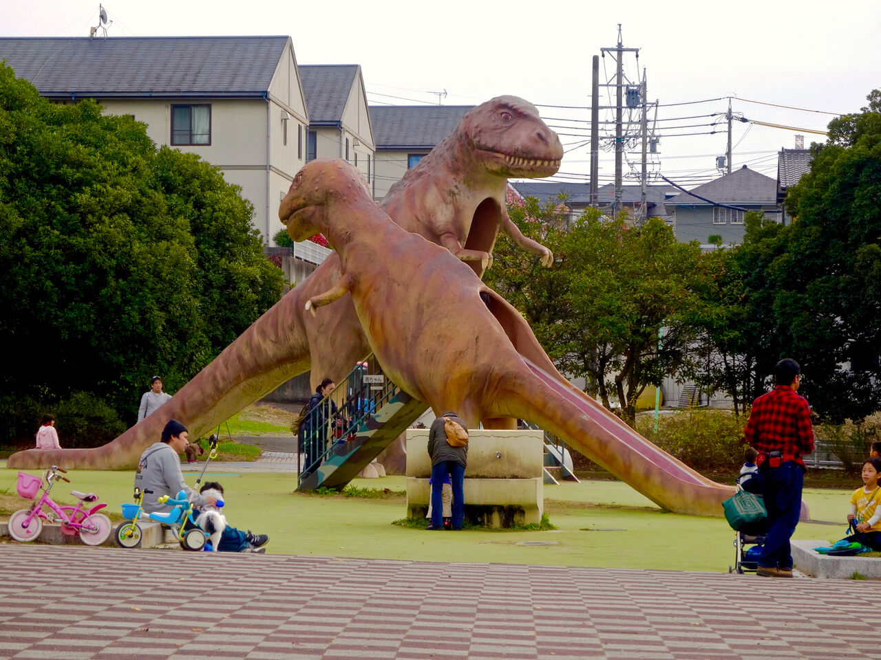 大高緑地公園 No - 8：恐竜型の滑り台！？