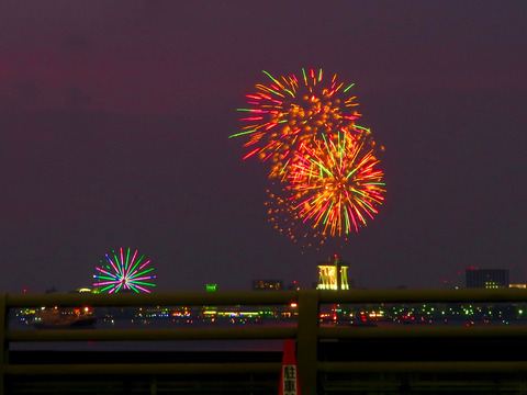 潮見ふ頭に架かる橋の上から見た名古屋みなと祭の花火（追記あり）