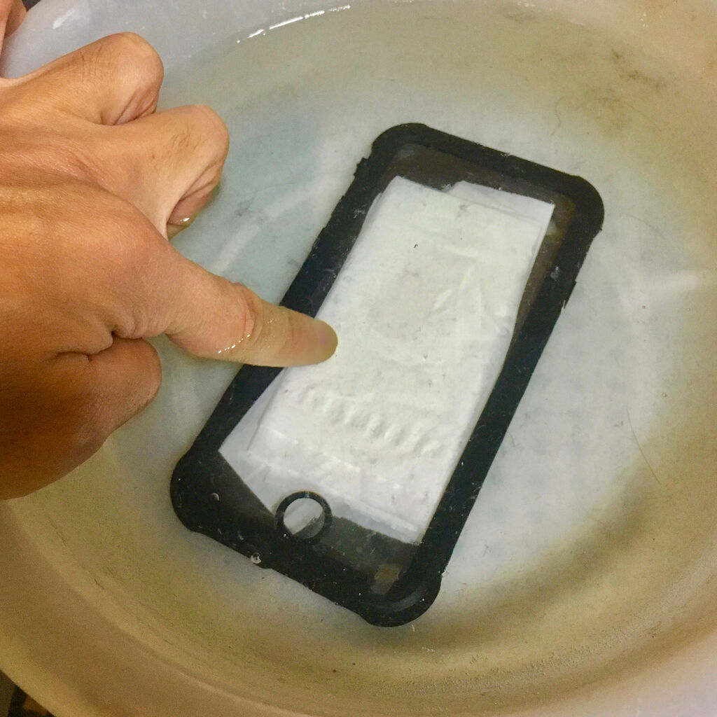 KYOKAのiPhone 7&8用の格安防水・耐衝撃ケース - 21:水没実験