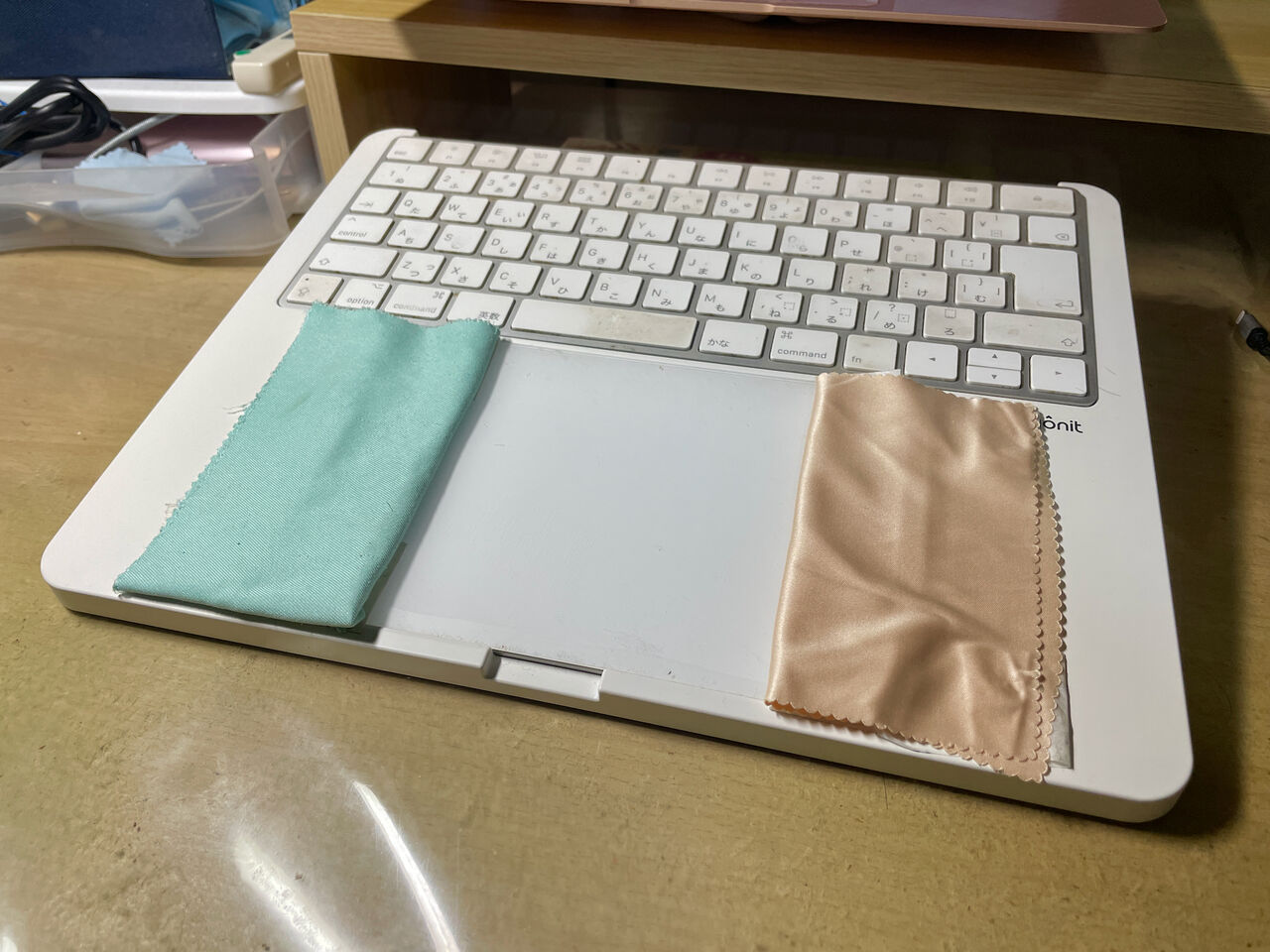 メガネ拭きを Magic Trackpad の左右に付けて、入力時の誤タッチを防ぐ仕組みを作りました。その写真です。
