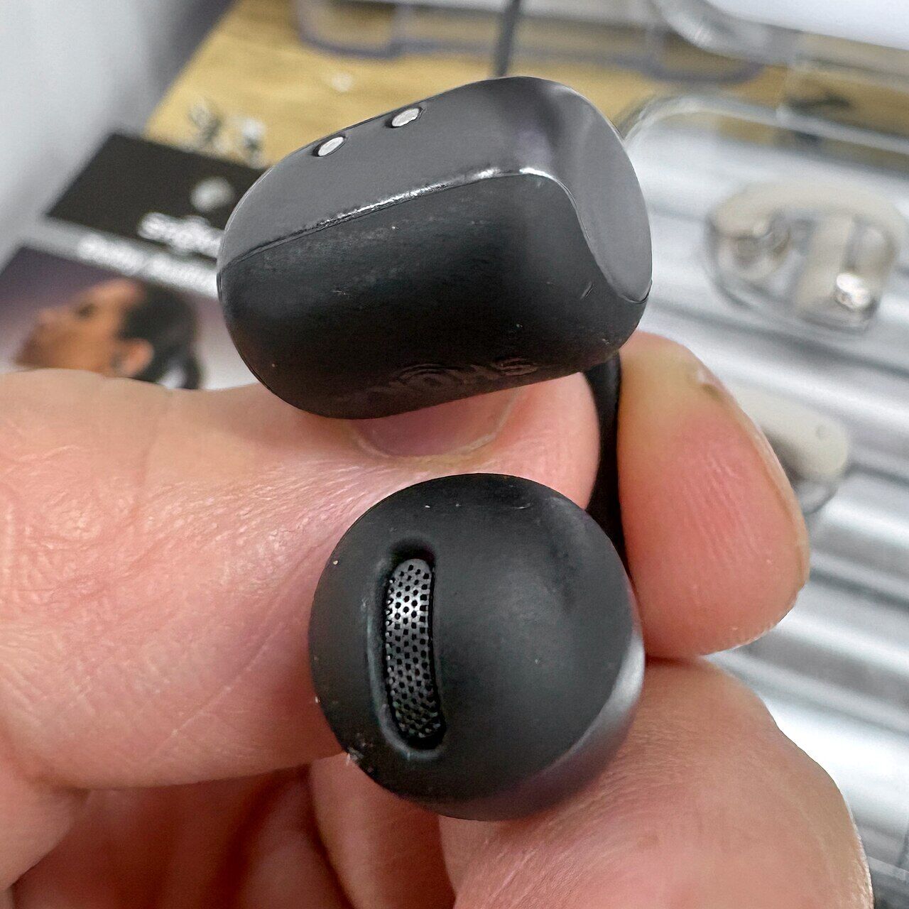 Shokz社のオープンイヤーイヤホン「OpenDots One」のブラックモデル。名古屋市の家電量販店で撮影。