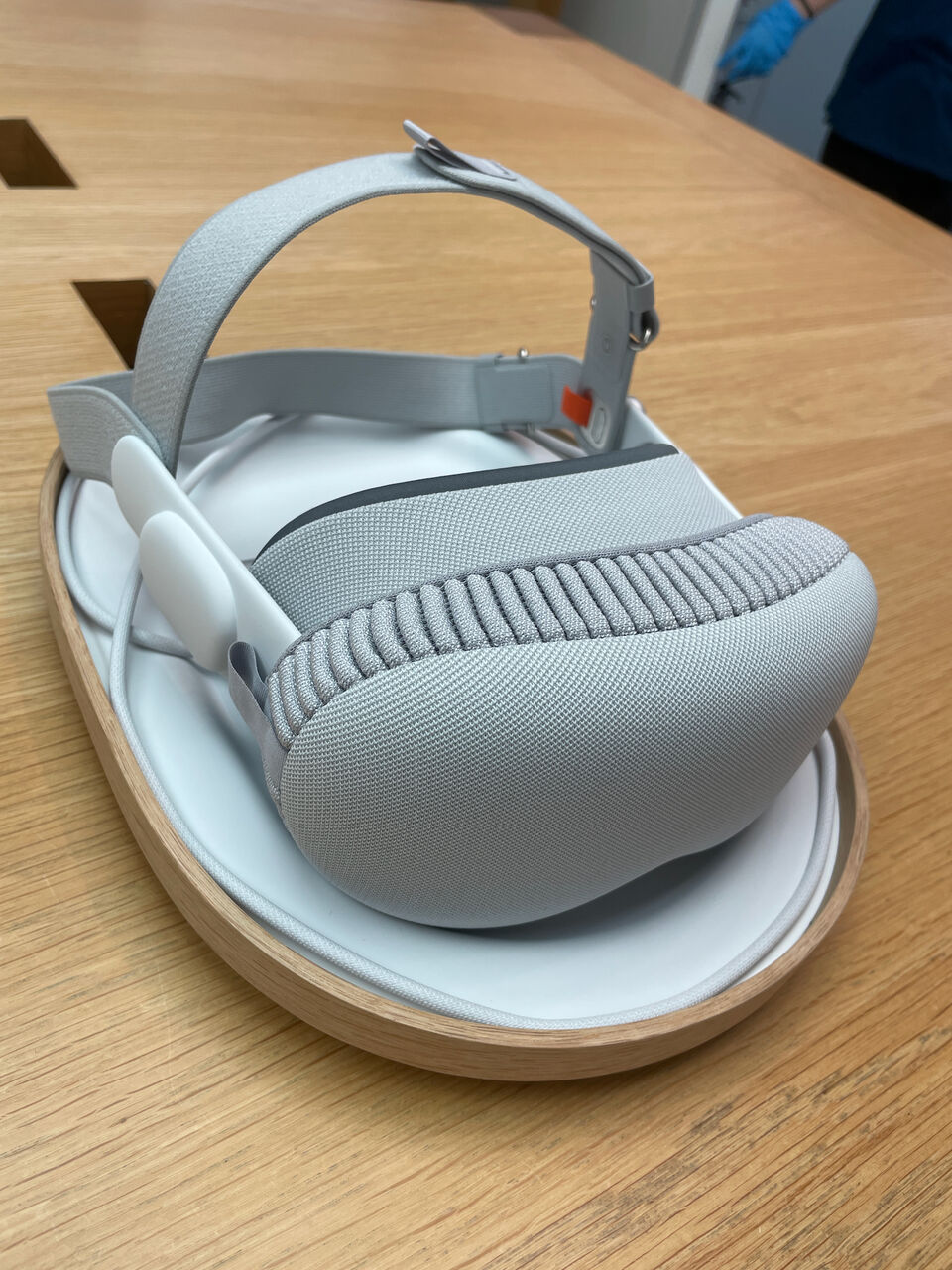デモ体験用の正面側にカバーのついたVision Proが机においてあるところ