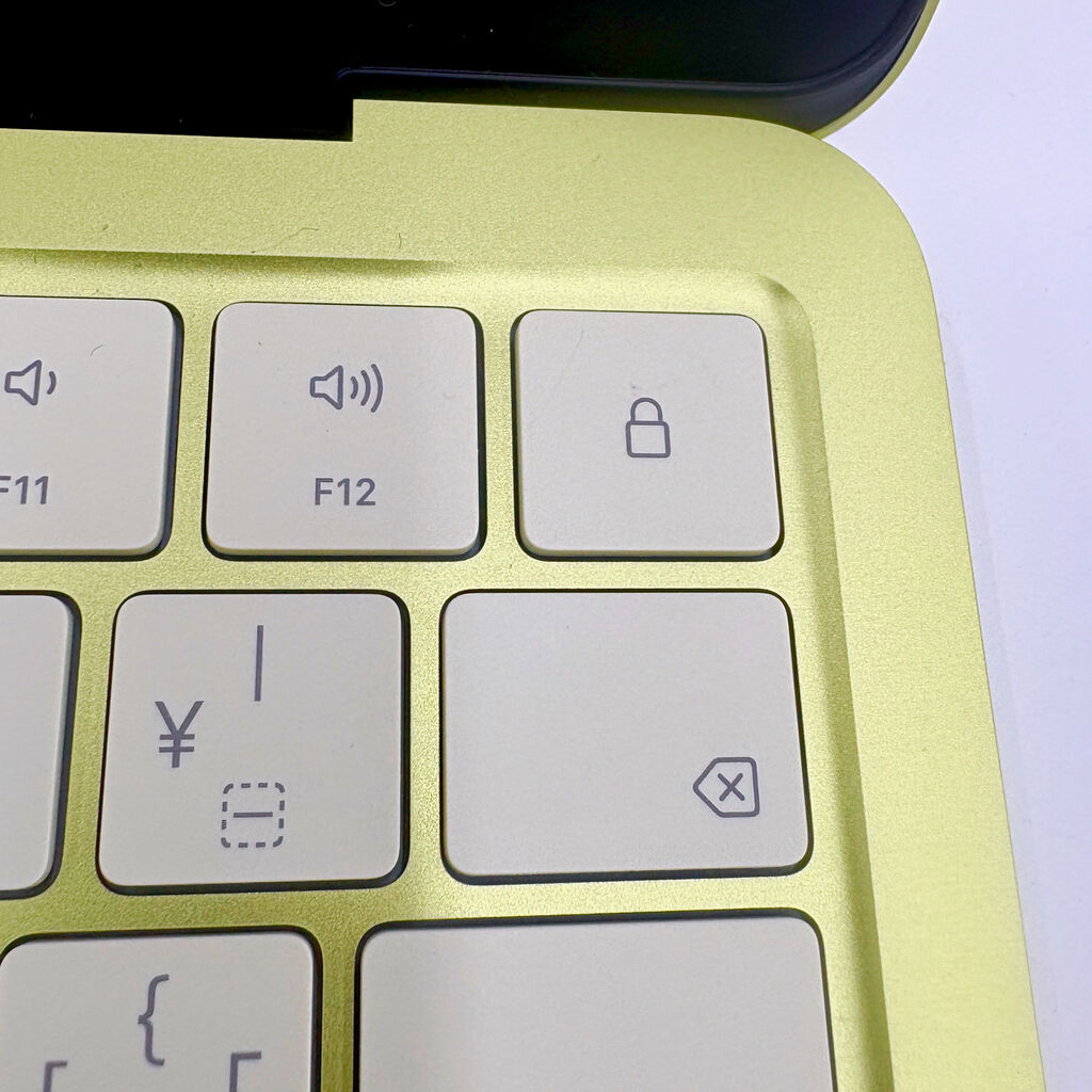 Macbook Neo右上のキー、他のMacbookだとTouch IDがあるところに非常にシンプルな南京錠アイコンが描かれたキーがある