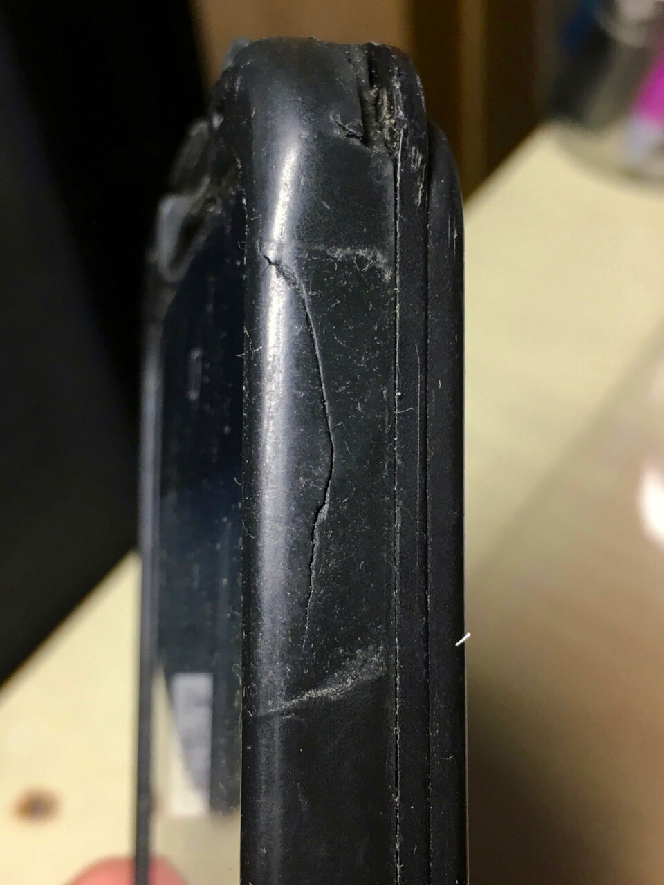 LifeProof for iPhone4S：落下してできた（？）ケースのひび割れ - 2